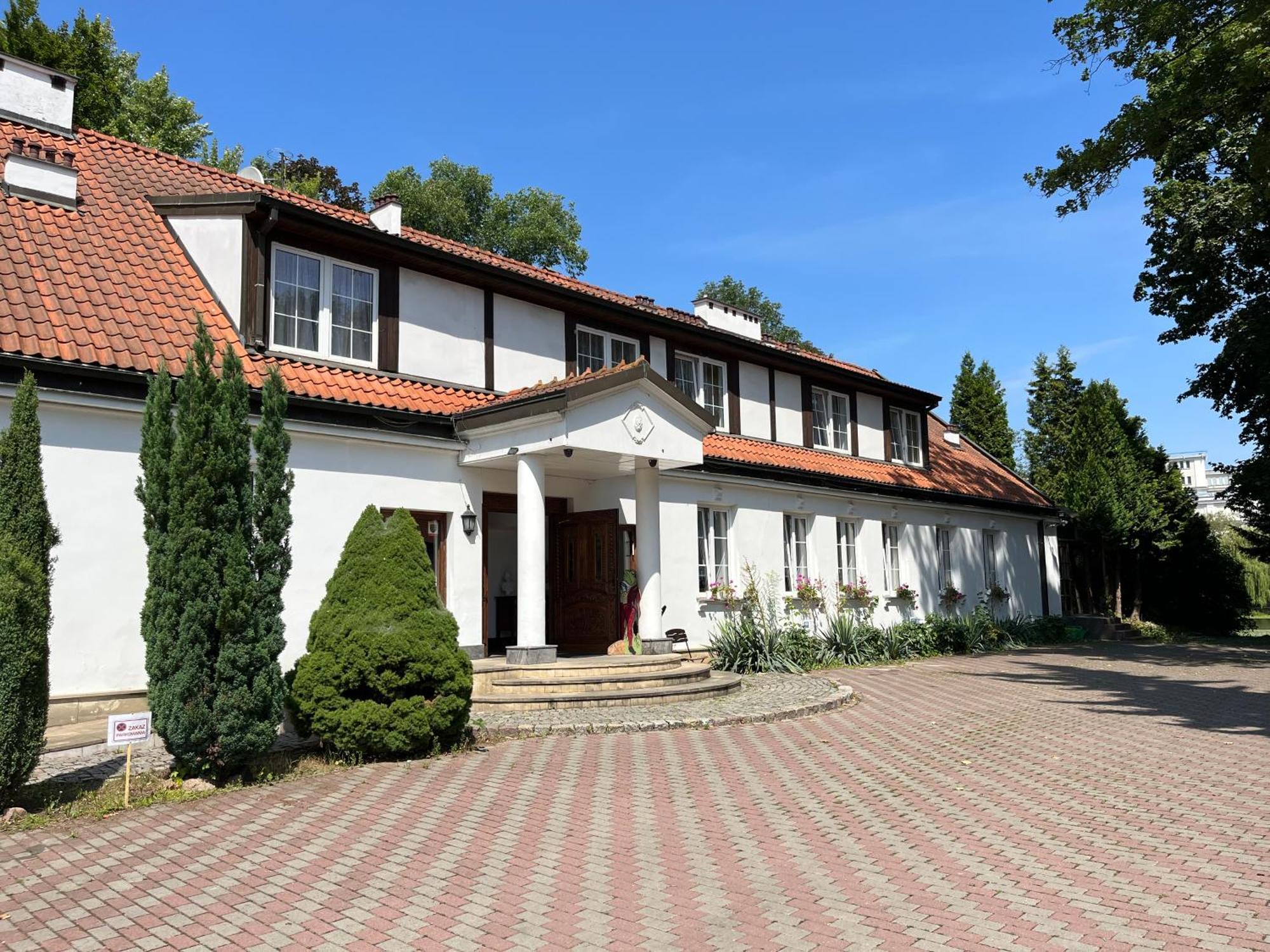 Dedek Park - Historyczny Dworek W Pieknym Parku Skaryszewskim Obok Stadionu Narodowego Warsaw Exterior photo