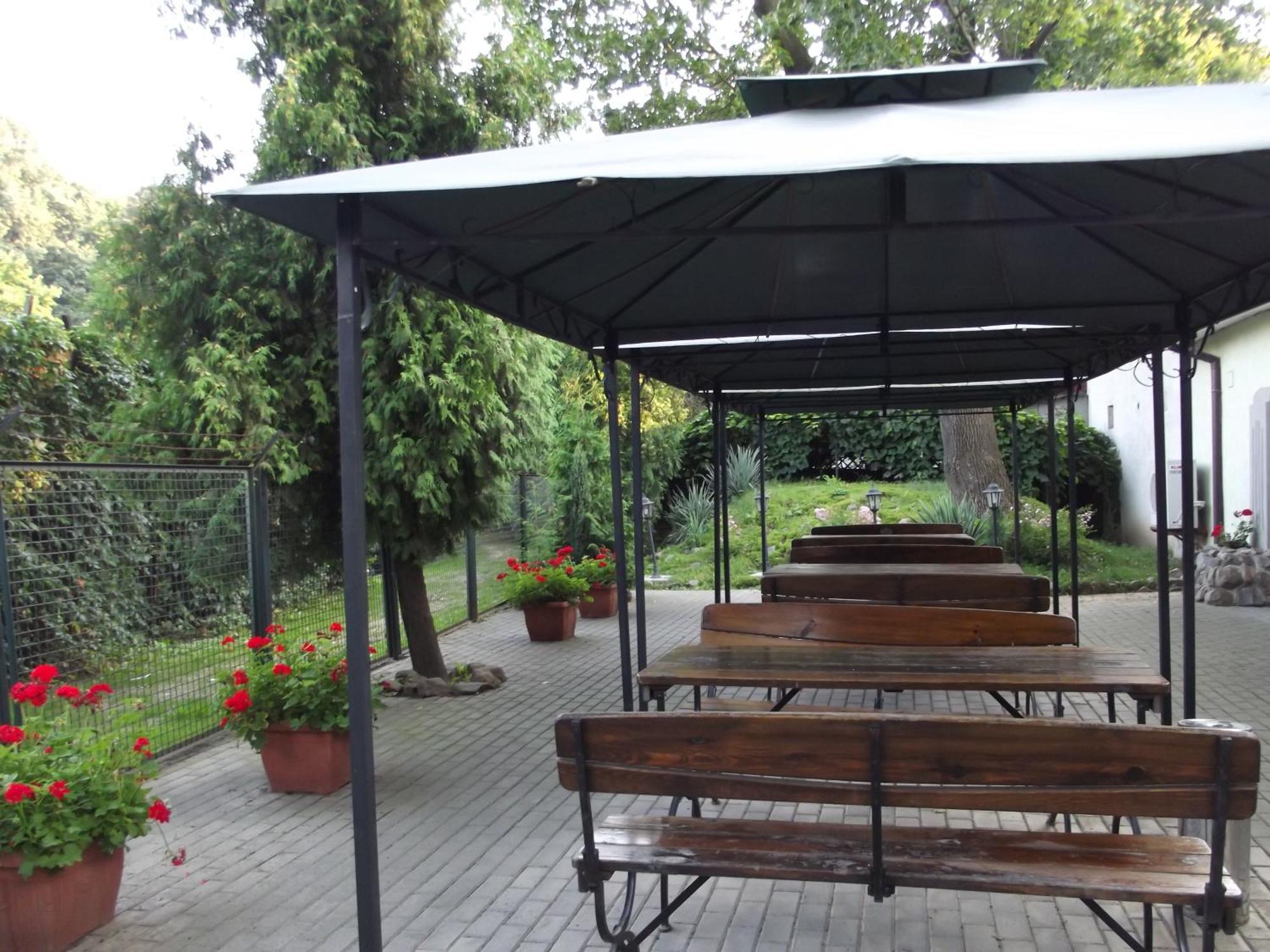 Dedek Park - Historyczny Dworek W Pieknym Parku Skaryszewskim Obok Stadionu Narodowego Warsaw Restaurant photo