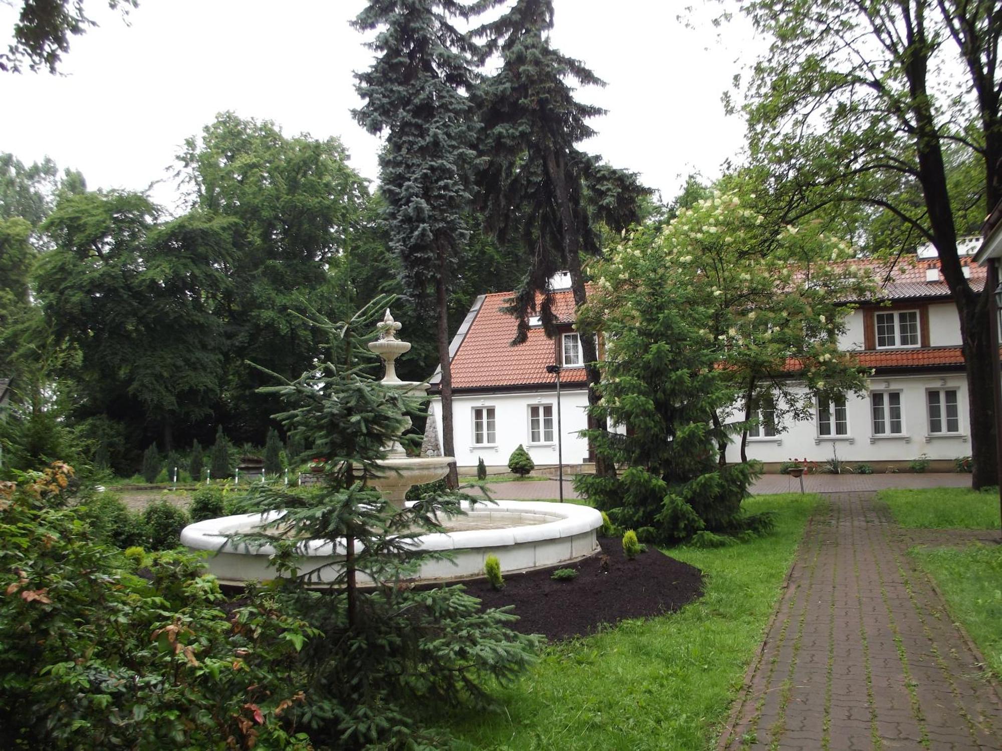 Dedek Park - Historyczny Dworek W Pieknym Parku Skaryszewskim Obok Stadionu Narodowego Warsaw Exterior photo