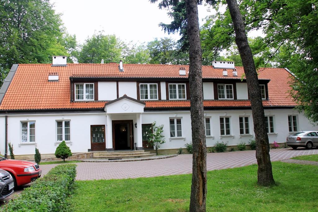 Dedek Park - Historyczny Dworek W Pieknym Parku Skaryszewskim Obok Stadionu Narodowego Warsaw Exterior photo