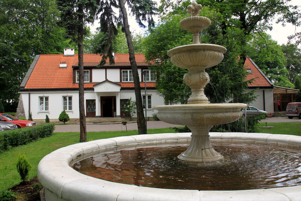 Dedek Park - Historyczny Dworek W Pieknym Parku Skaryszewskim Obok Stadionu Narodowego Warsaw Exterior photo