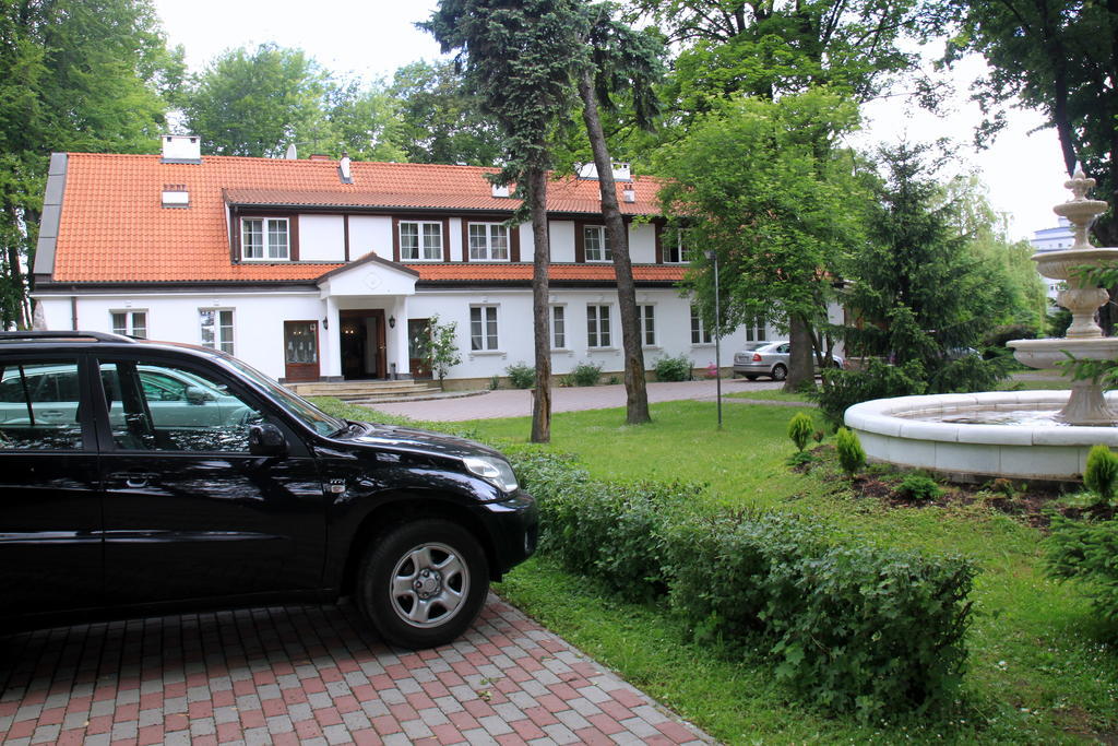 Dedek Park - Historyczny Dworek W Pieknym Parku Skaryszewskim Obok Stadionu Narodowego Warsaw Exterior photo